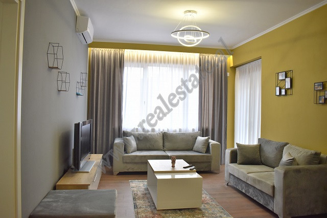 Apartament per qira tek rruga Karl Gega, ne Tirane.
Ndodhet ne katin e 5 te nje pallati te ri.
Ban